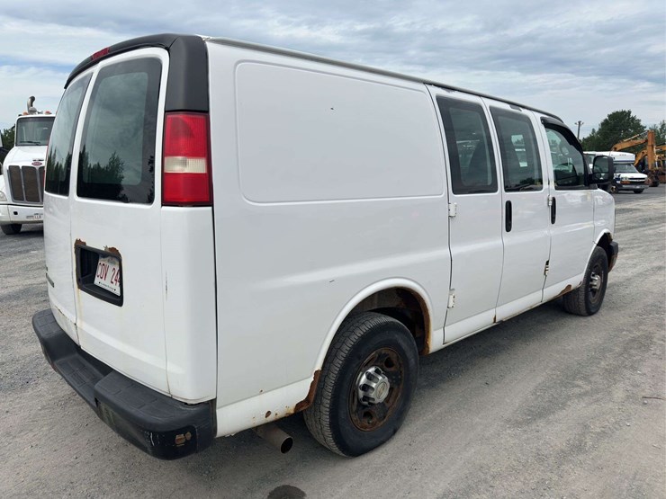 2010-chevrolet-express-2500-image-3