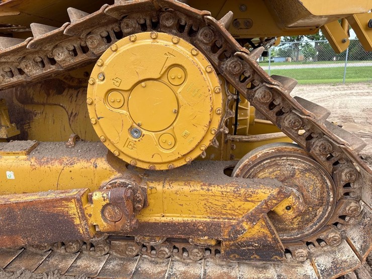 2019-caterpillar-d6-image-12