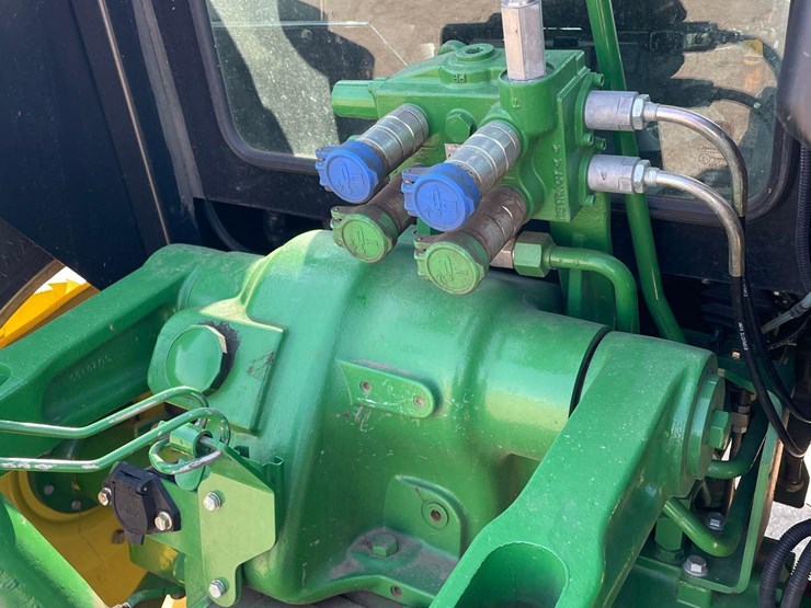 2015-john-deere-6115d-image-11