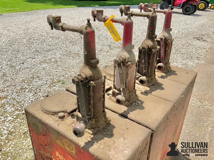 standard-oil-service-steel-rectangular-oil-tanks-w/-hand-pumps-image-11