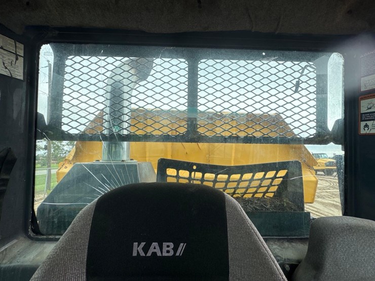 2014-deere-250d-image-31