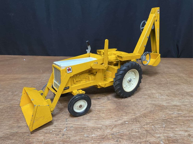 1/16-ih-3444-backhoe-ertl-image-1