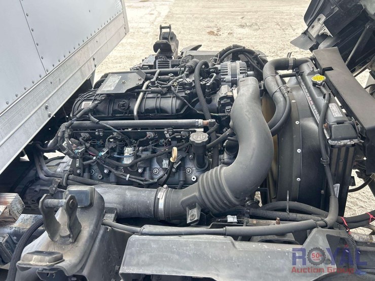 2016-isuzu-npr-image-9