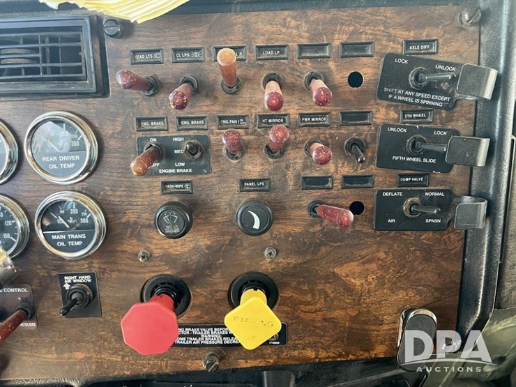 2000-peterbilt-379-image-11