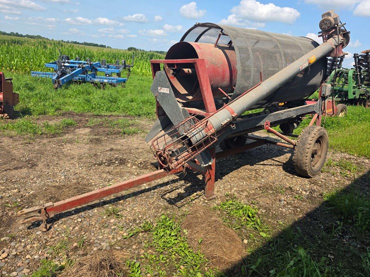 hutchingson-single-phase-grain-screener,-(2)-1.5hp-electric-motors,-78-15-tires-on-4-bolt-rims-image-1