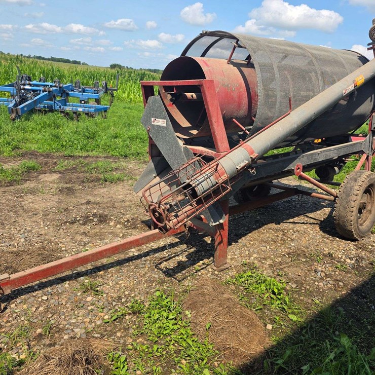 Hutchingson Single Phase Grain Screener, (2) 1.5hp Electric Motors, 78-15 Tires on 4 Bolt Rims