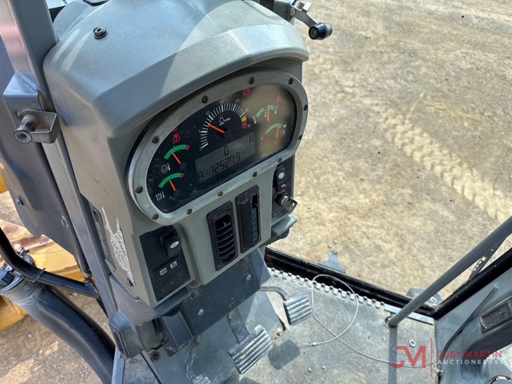 2011-caterpillar-140m2-image-19