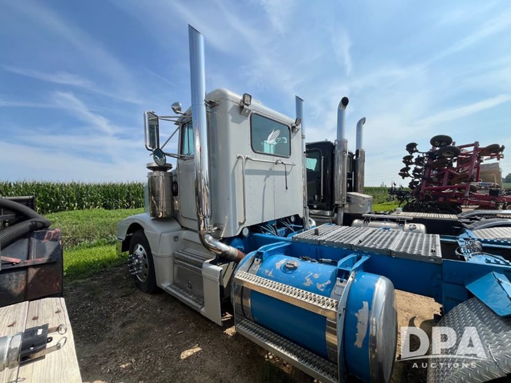 1993-peterbilt-377-image-11