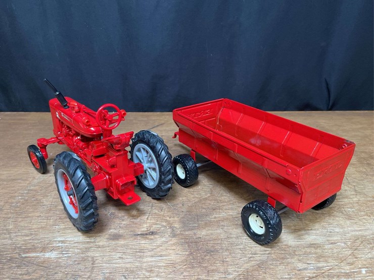 1/16-farmall-super-m-ta-+-wagon-1996-wisconsin-nib-ertl-image-5