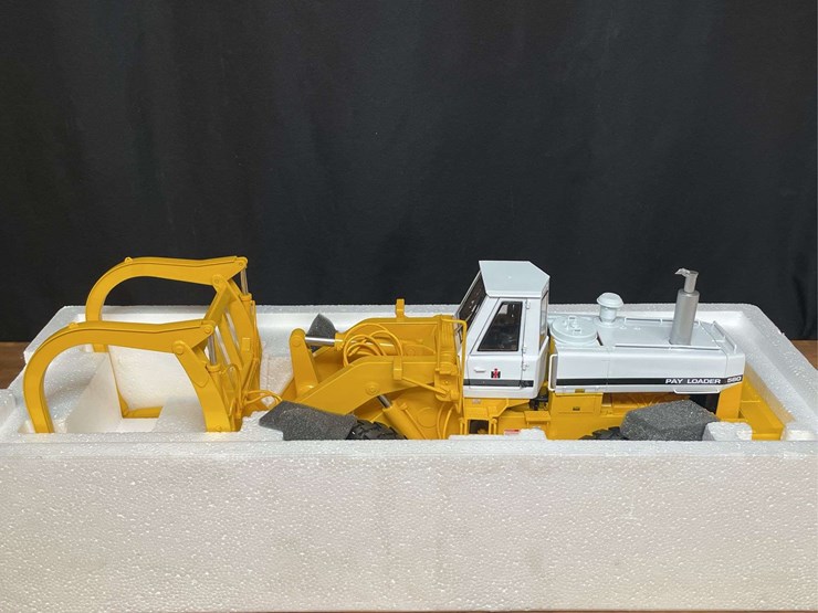 1/25-ih-560-pay-loader-nib-1st-gear-image-8