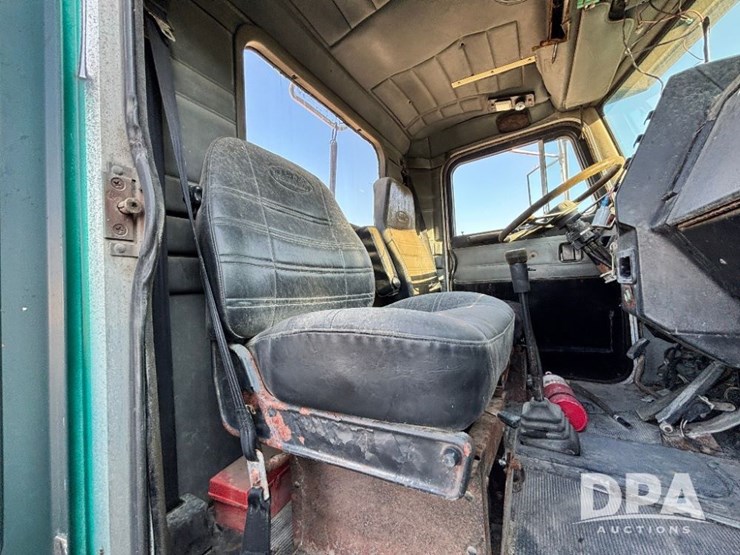 1993-peterbilt-377-image-48