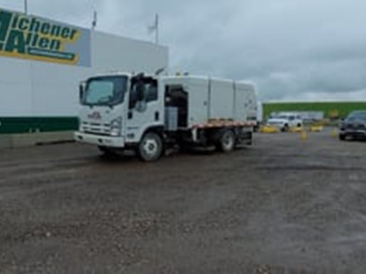 2013-isuzu-nqr-image-19