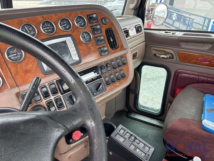 2009-peterbilt-384-image-22