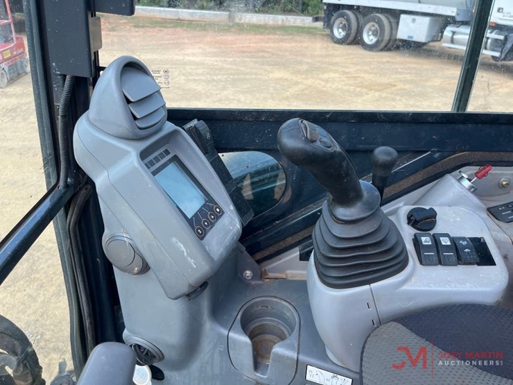 2022-deere-35g-image-16