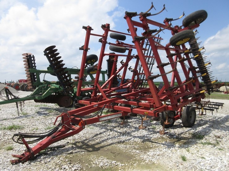 ih-4300-field-cultivator-image-1