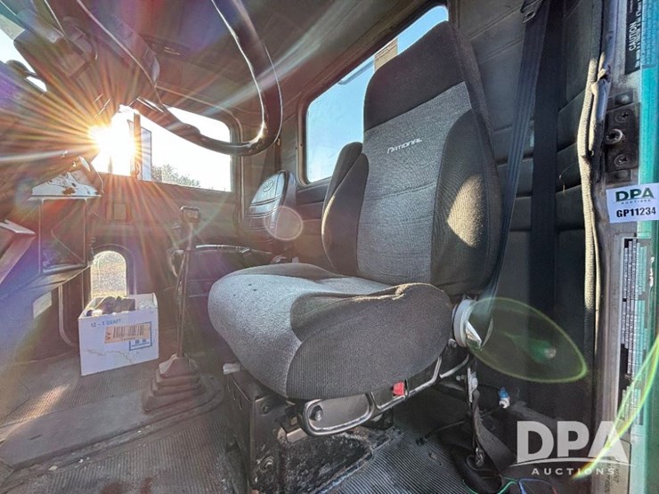 1993-peterbilt-377-image-88