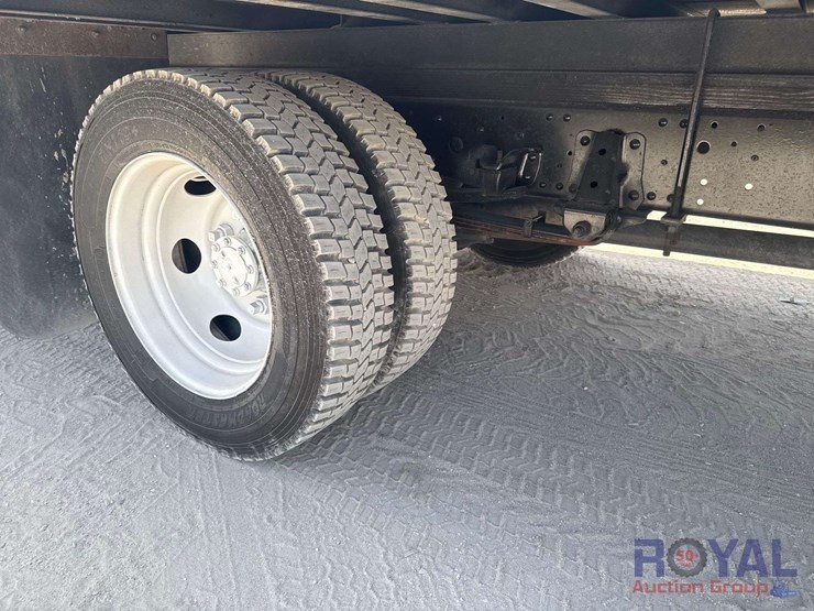 2019-isuzu-npr-image-22