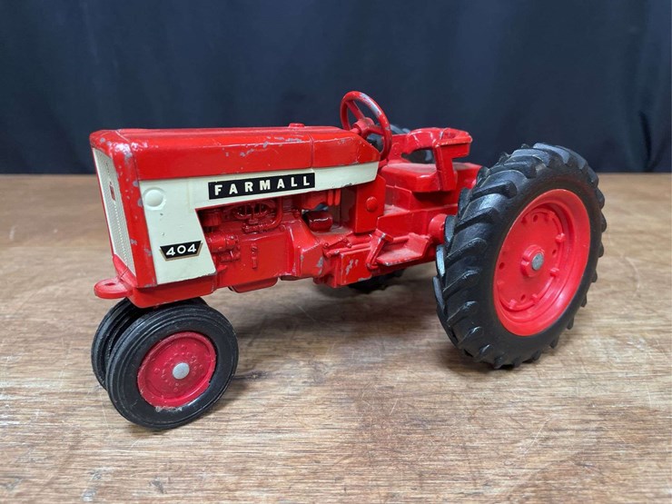 1/16-farmall-404-ertl-image-1