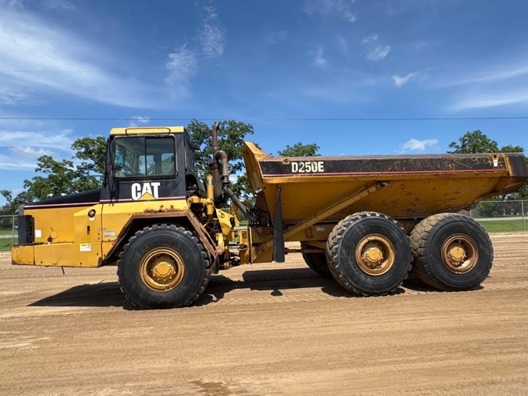1998-caterpillar-d250e-image-1