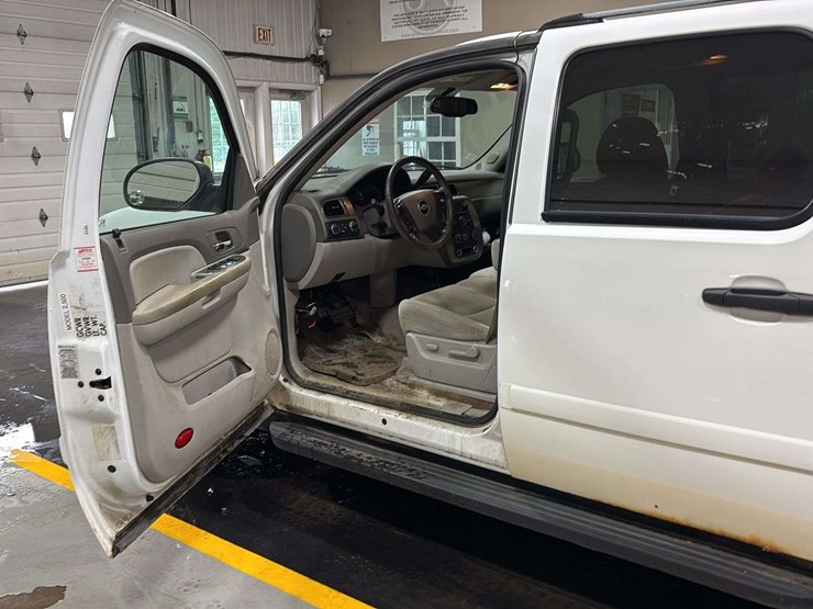 2007-chevrolet-suburban-image-10