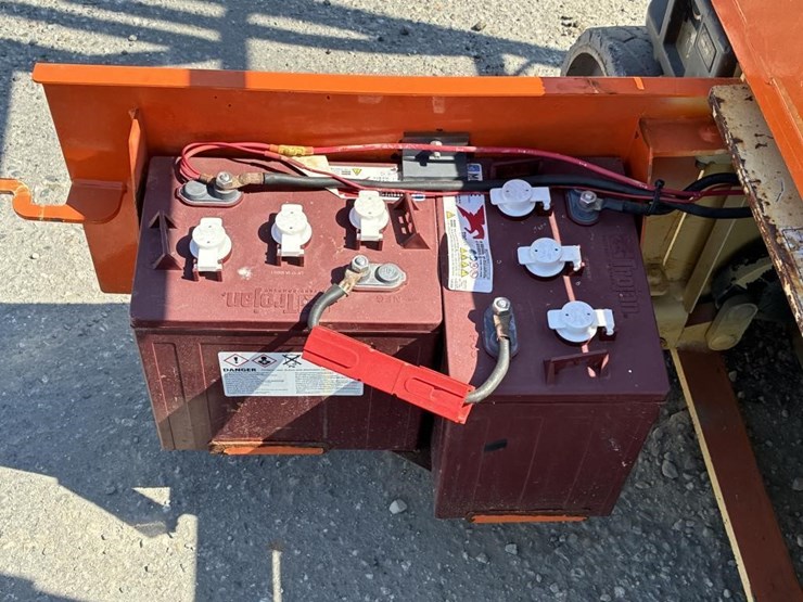 2010-jlg-1230es-image-10