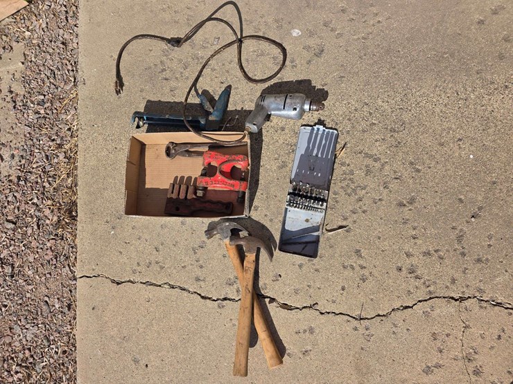 drill-bits,-drill-(working-order),-sickle-tool,-hammer,-caulking-gun-image-4