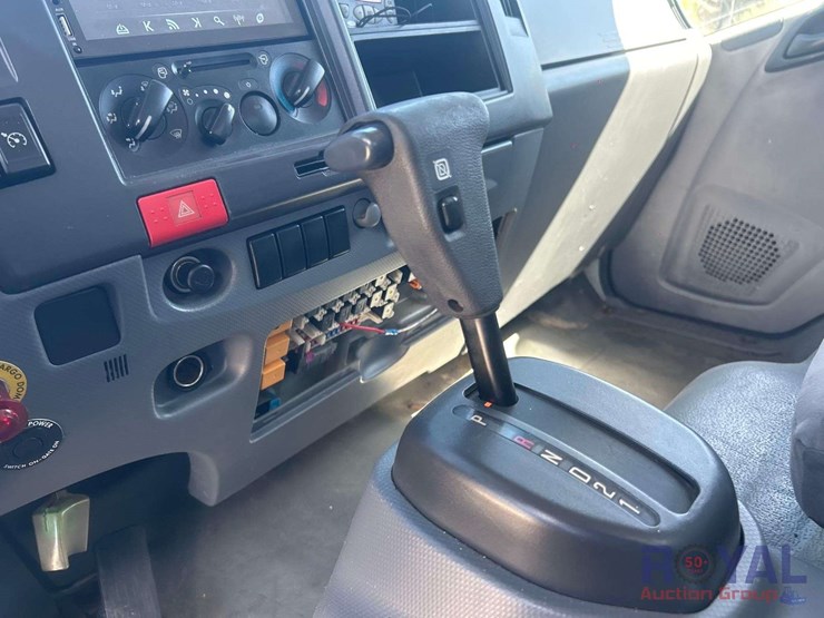 2013-isuzu-npr-image-11