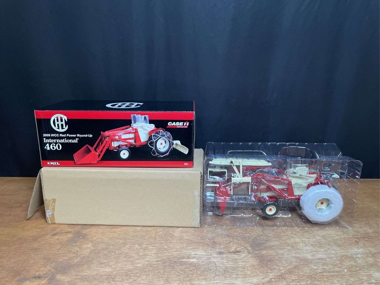 1/16-ih-460-2009-red-power-roundup-nib-ertl-image-1