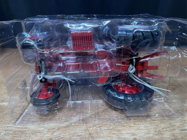 1/16-farmall-656-hydro-2011-ttt-nib-ertl-image-6