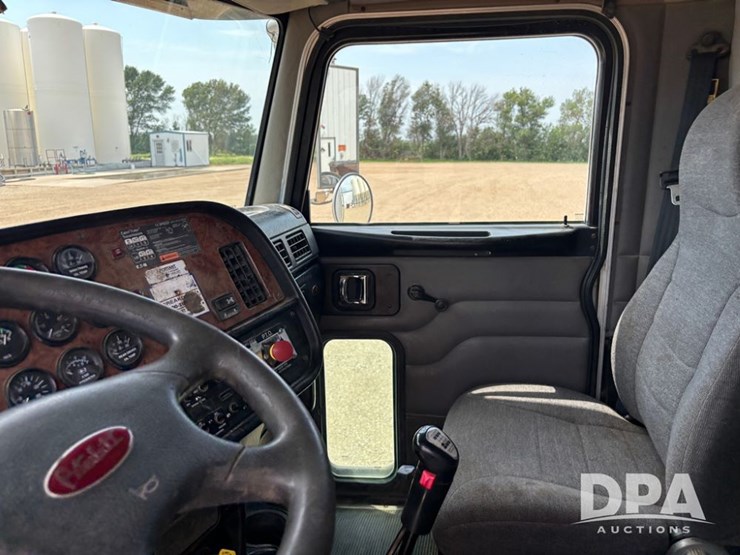 2005-peterbilt-385-image-70