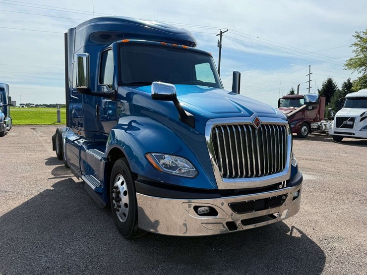 2020-ih-lt625-sleeper-semi,-435,369-miles-on-truck-(complete-overhaul-@-232,740-miles-with-paperwork-image-6