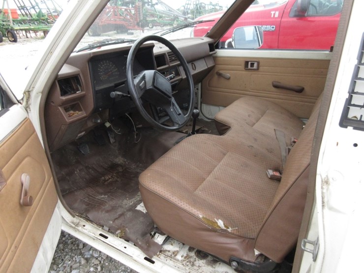 1985-toyota-pick-up-truck-image-8