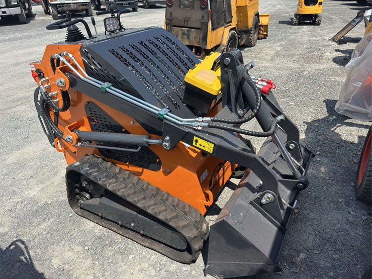 2024-landhero-mini-skid-steer-loader-image-2