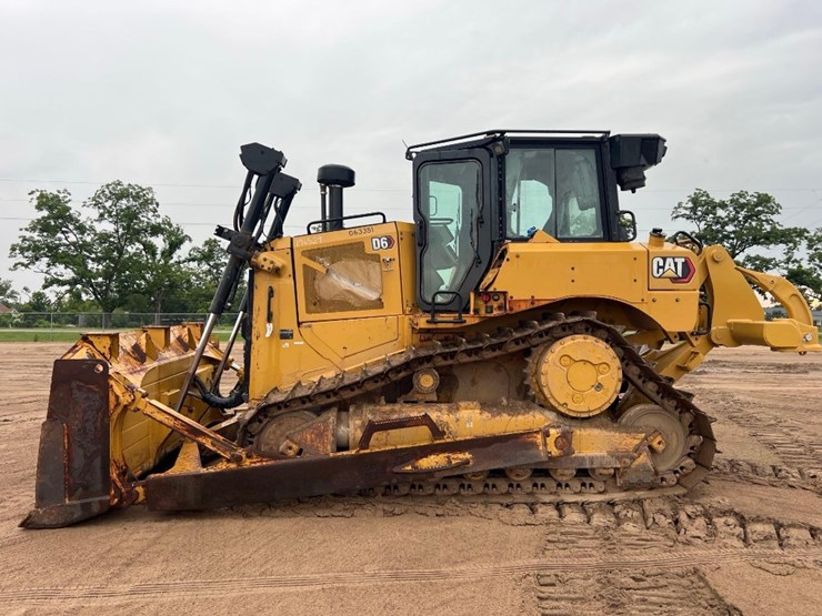 2019-caterpillar-d6-image-1