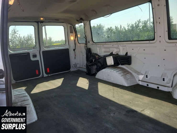 2014-ford-cargo-image-25