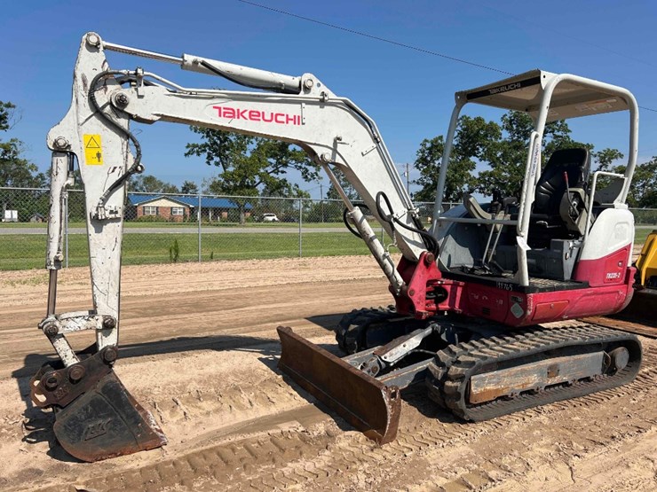 takeuchi-tb235-2-image-8