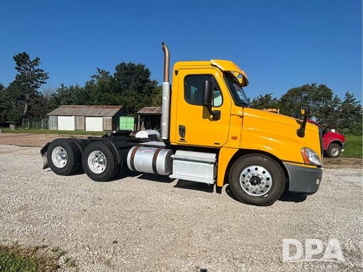 2012-freightliner-cascadia-truck-(lld1293)-image-1