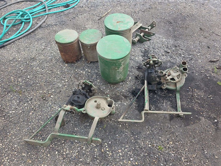 antique-john-deere-planter-lot,-circle-seed-and-fert-boxes,-drives-and-misc-image-4