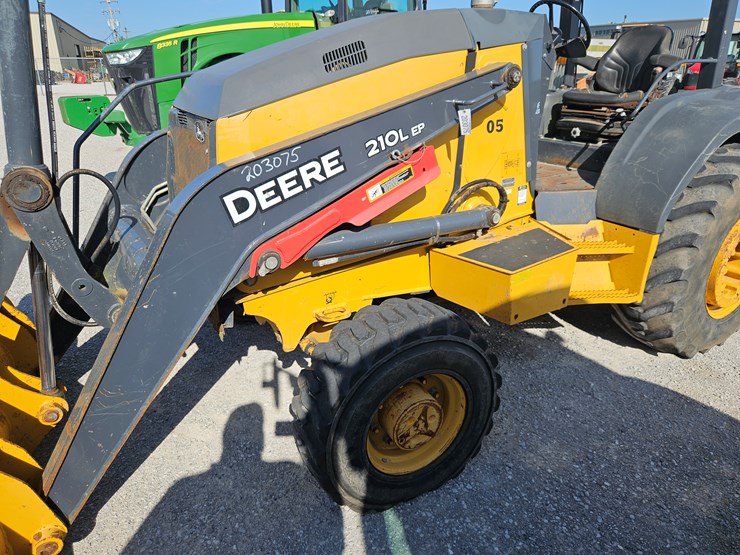 2018-deere-210l-image-6