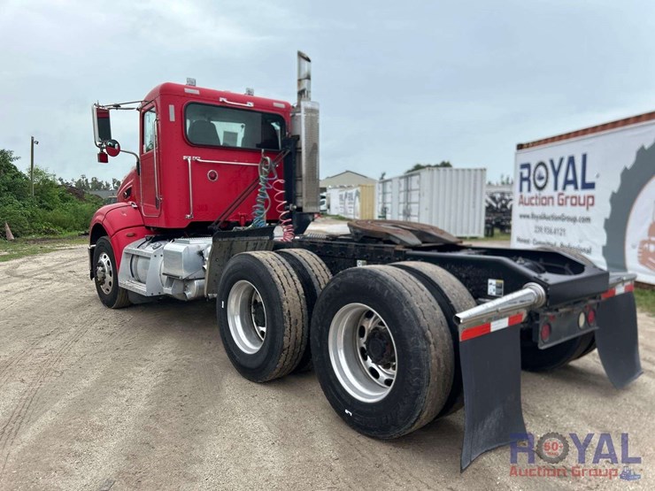 2009-peterbilt-384-image-4