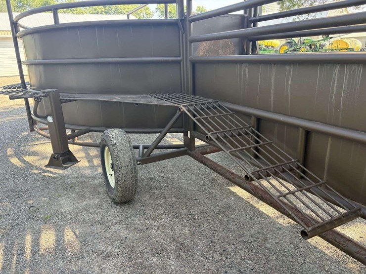 bz-welding-portable-cattle-tub/alley,-adjustable-width-alley,-slide-gates-on-both-ends-of-alley,-tub-image-9