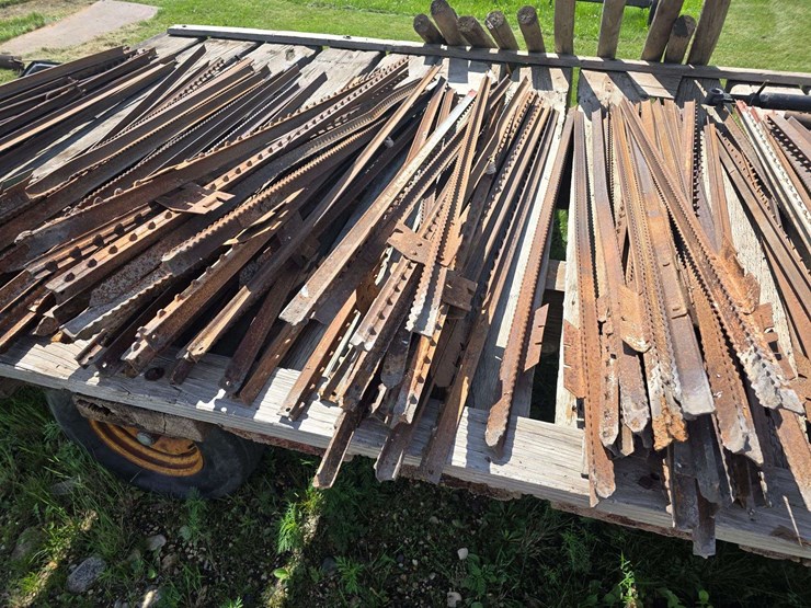 approx-120-steel-fence-posts,-new-and-old-style,-buying-all-for-one-money-image-6