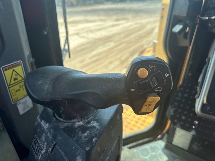 2019-caterpillar-d6-image-31
