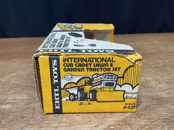 1/16-ih-cub-cadet-1650-l&g-set-nib-ertl-image-7