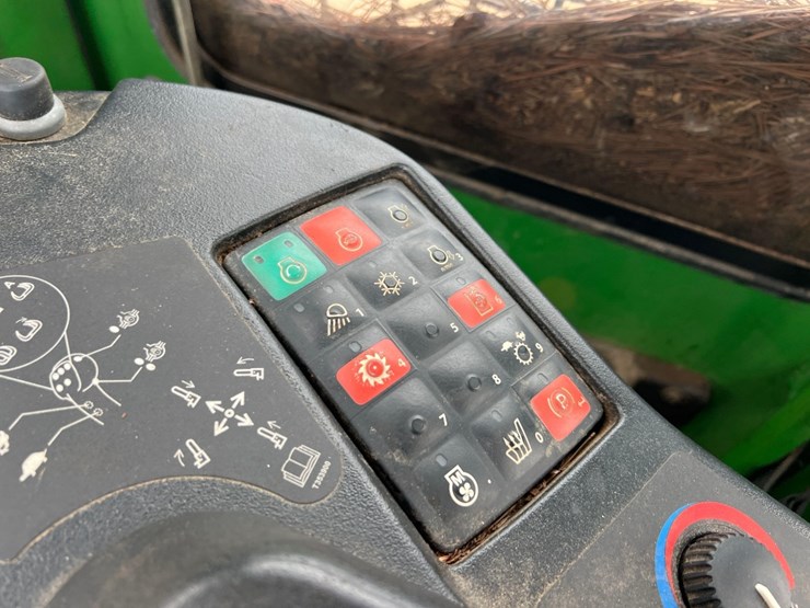 2019-deere-843l-image-32
