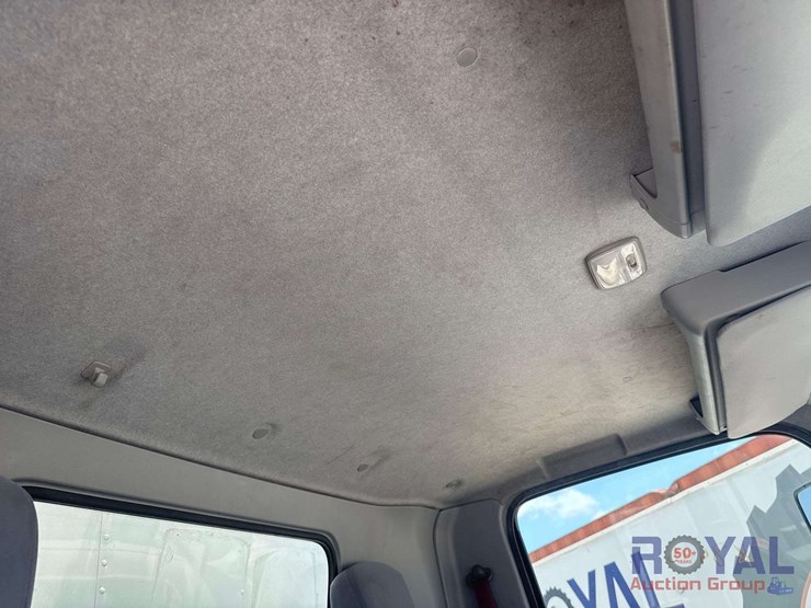 2019-isuzu-npr-image-26