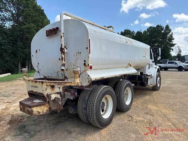 2017-freightlinertandem-water-truck-image-2