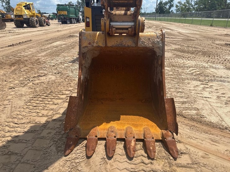2016-caterpillar-325fl-image-23