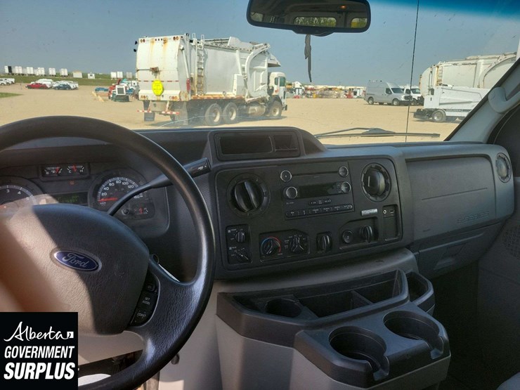 2014-ford-cargo-image-19