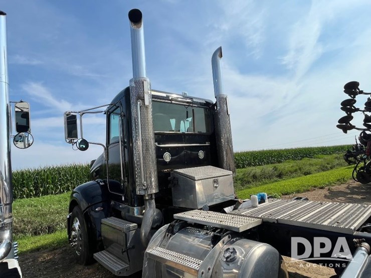 2008-peterbilt-384-image-14